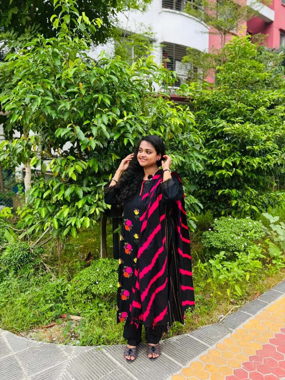 আড়ং ইন্সপায়ারড হ্যান্ডওয়ার্ক টাই-ডাই ওড়না থ্রি পিস